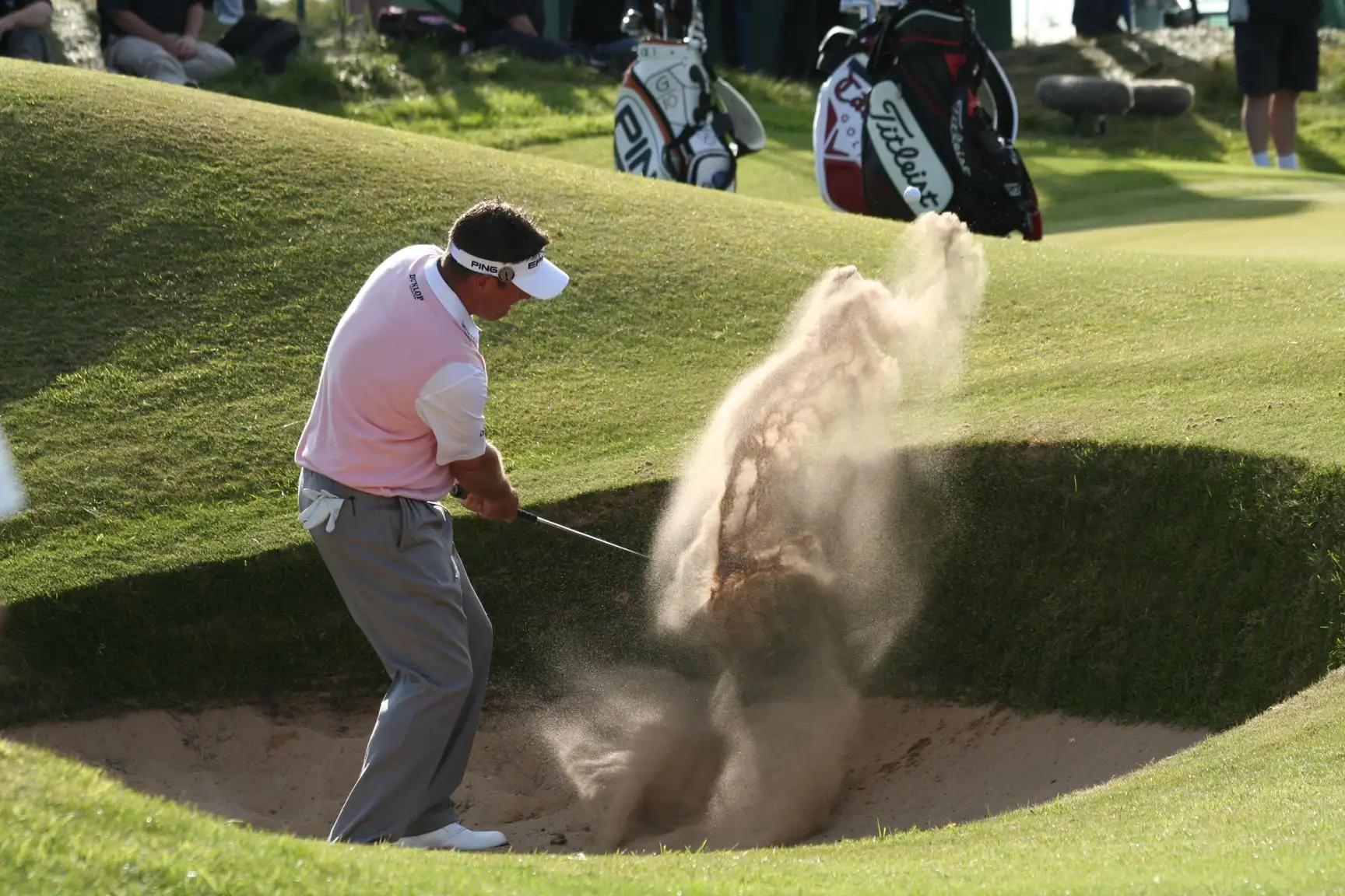 Lee Westwood speelt vanuit een bunker op Royal Birkdale.
