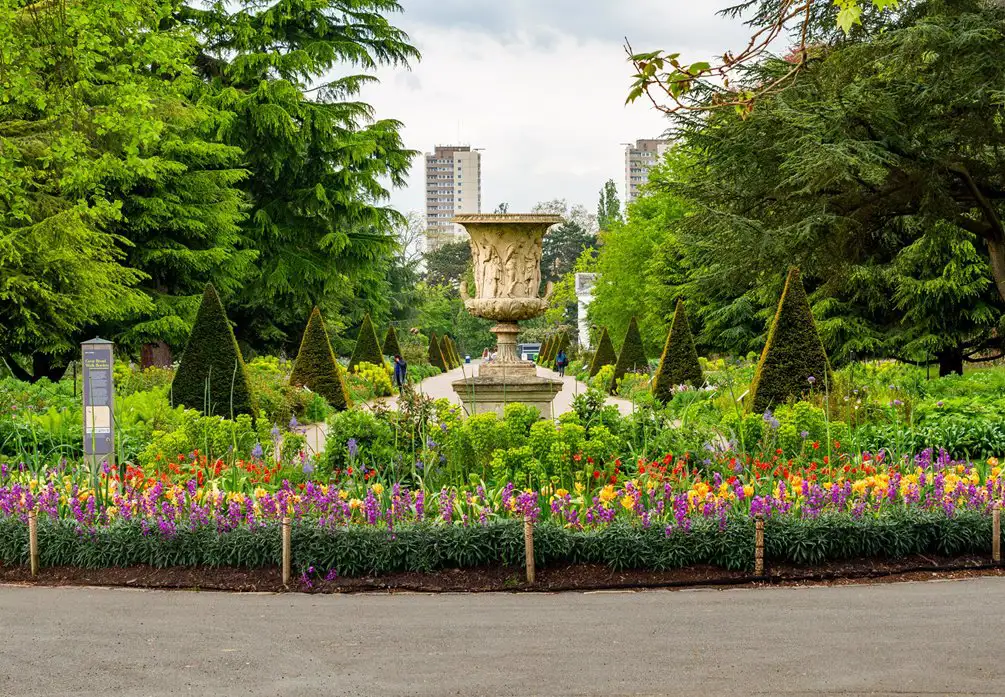 Landschaft der Kew Botanical Gardens im Frühling.
