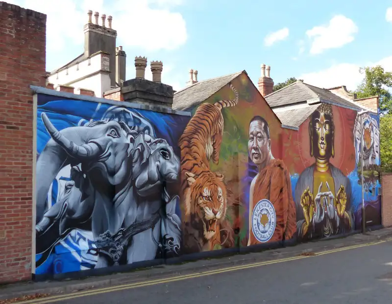 Une fresque murale sur la façade d’un immeuble rendant hommage au Leicester City FC