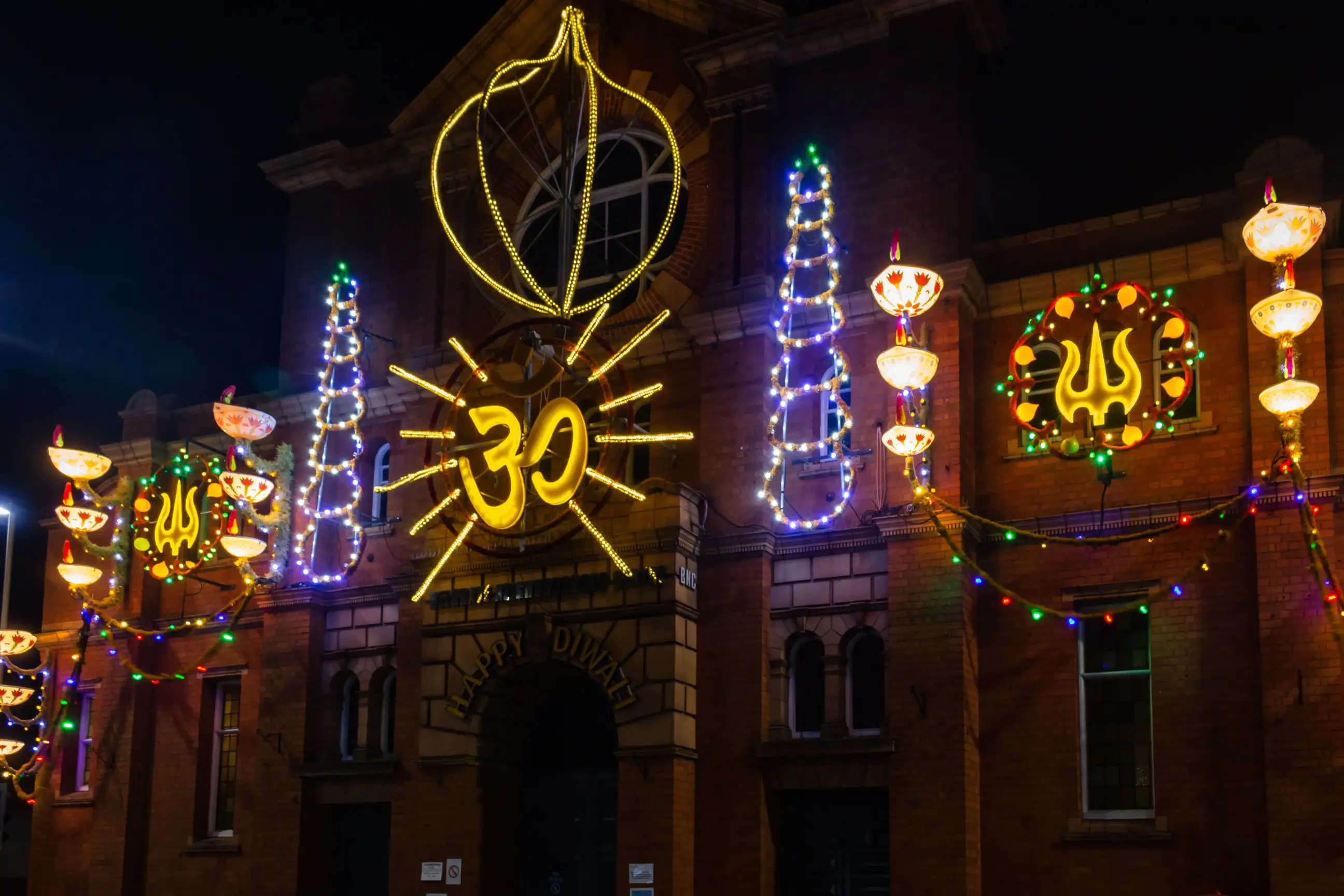Les illuminations de Diwali sur un bâtiment la nuit