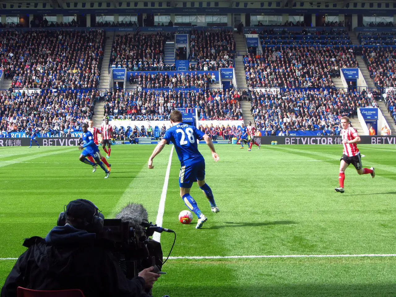 Des joueurs de football en plein match