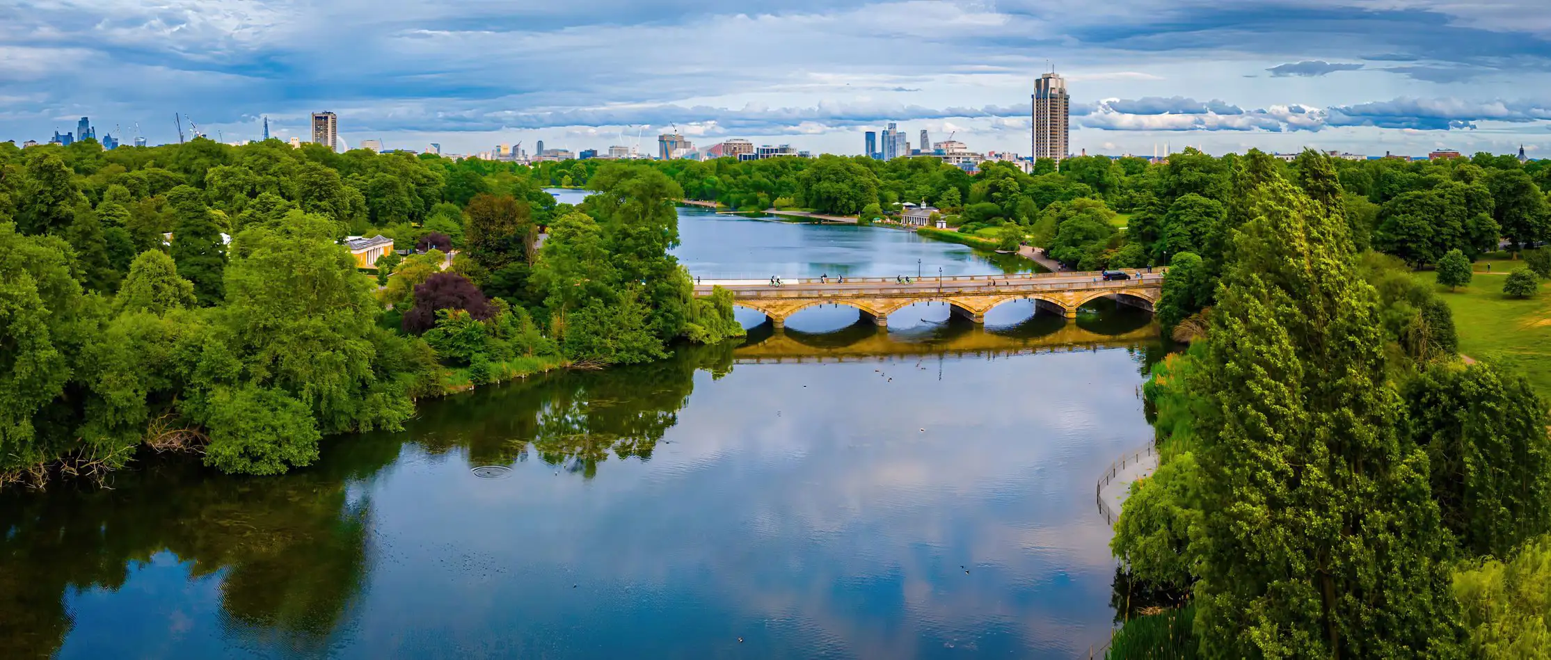 Luchtfoto van het meer en de brug in Hyde Park in Londen.