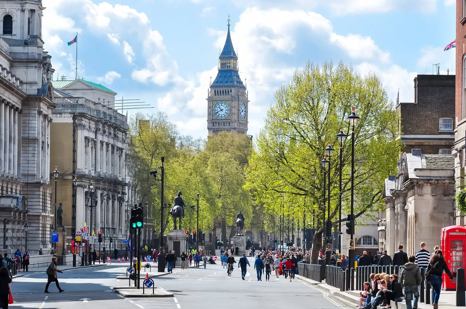 Wandelende mensen in Whitehall Street in Centraal-Londen met de Big Ben op de achtergrond