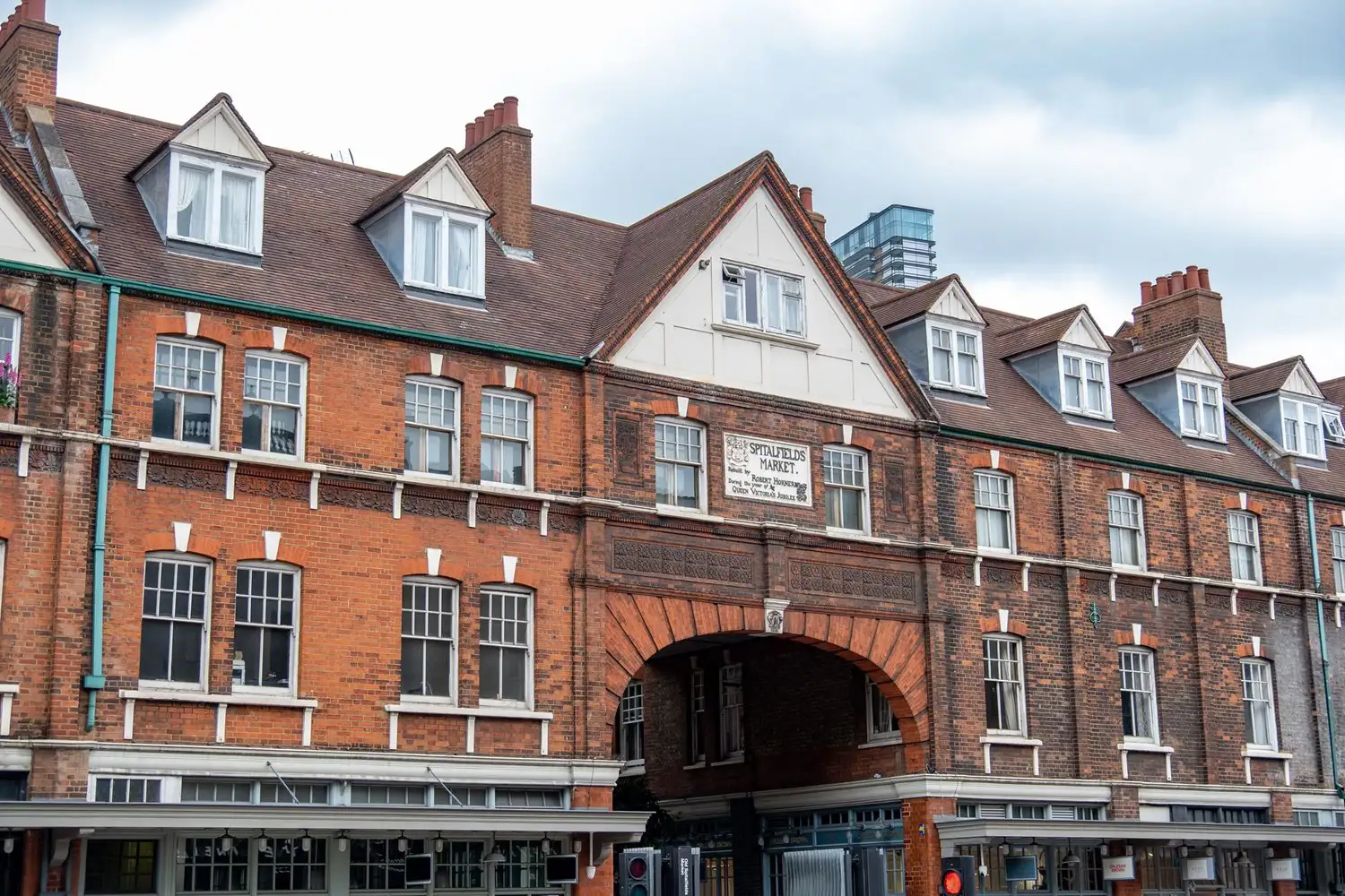 De gevel van Spitalfields Market Hall in Londen.