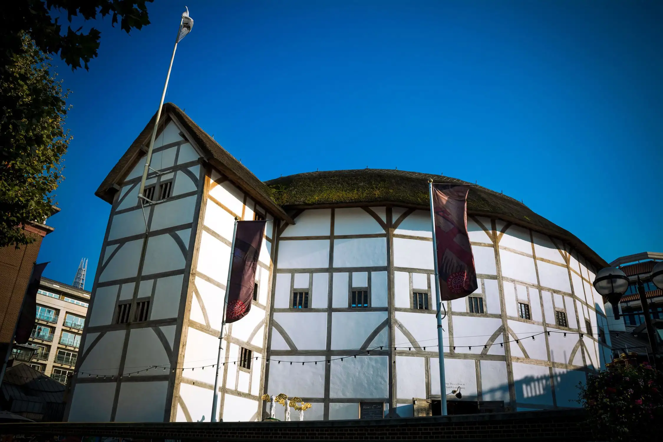 De witte buitengevel van The Globe Theatre in Londen