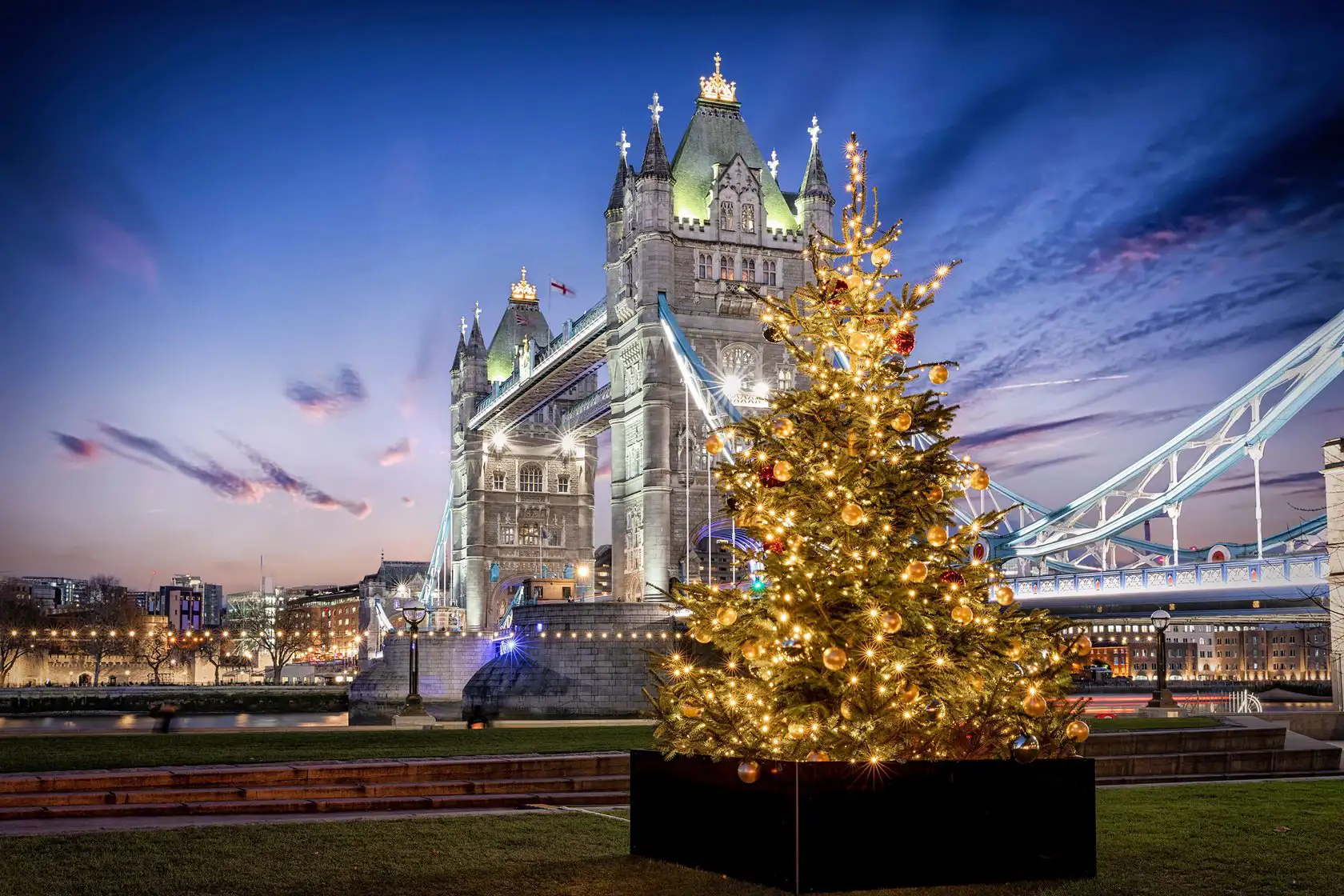 Kerstboom voor de Tower Bridge in Londen.