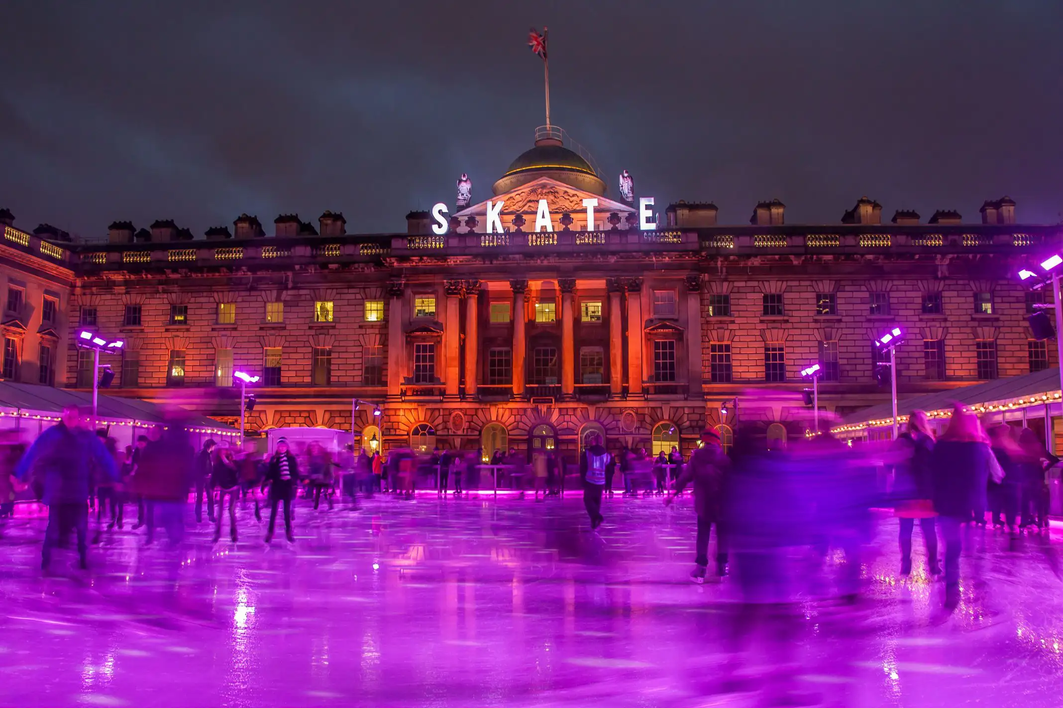 Schaatsende mensen op een ijsbaan in de binnenplaats van Somerset House, Londen.