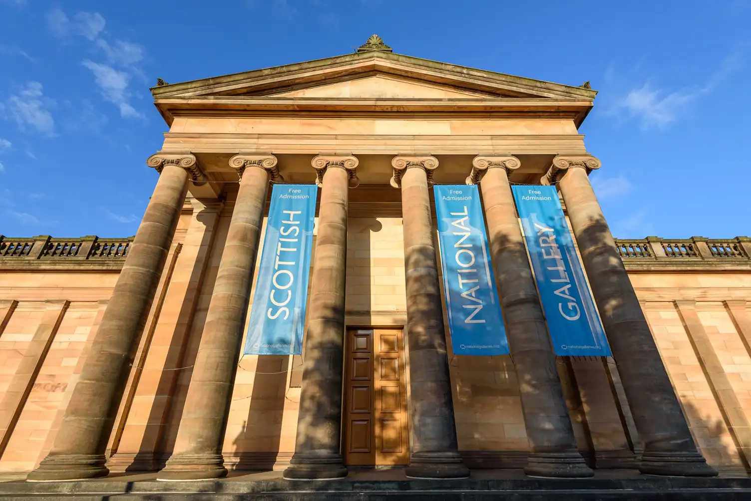 Neoklassieke zuilengalerij als toegangspoort naar de Scottish National Gallery.