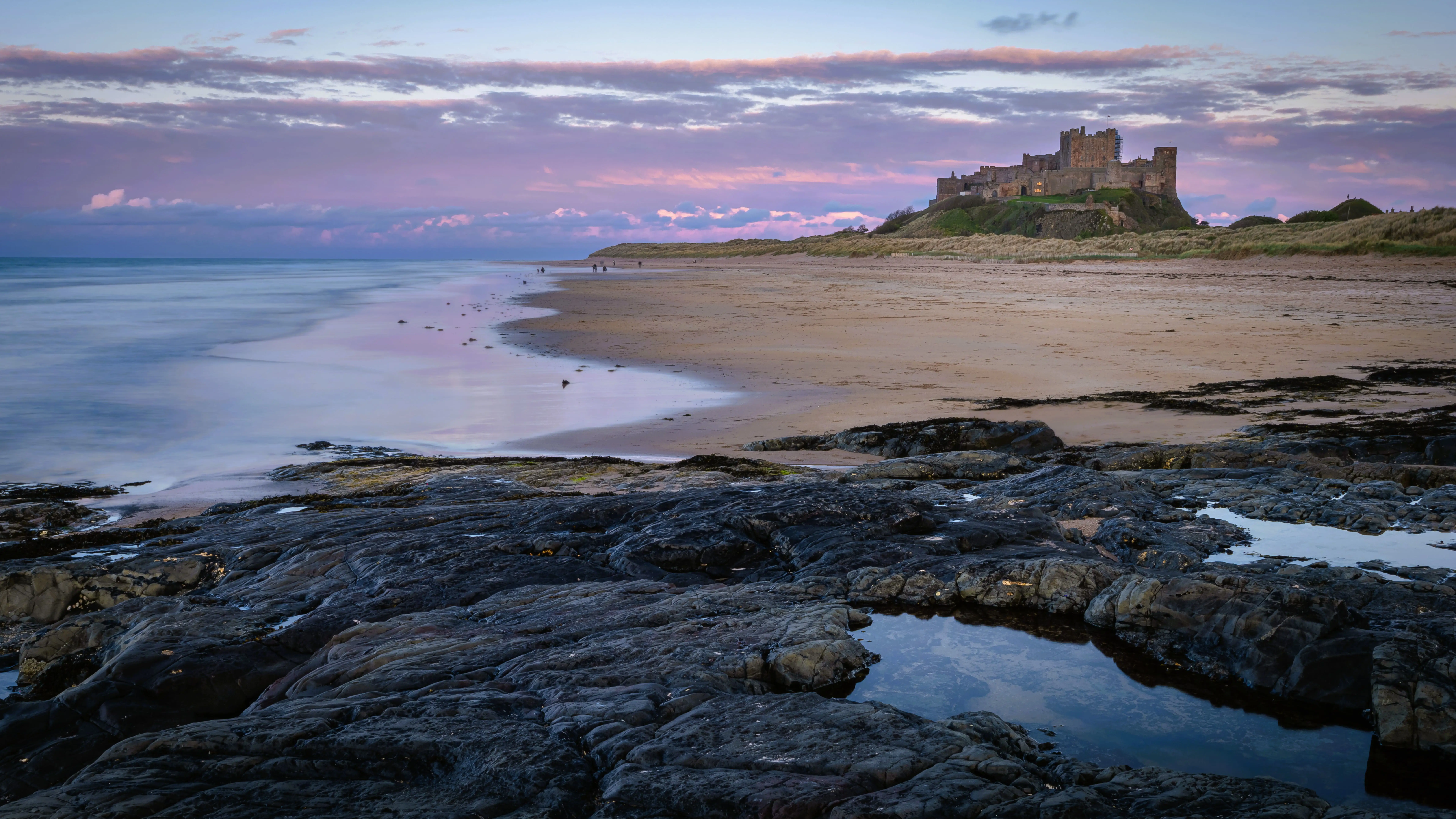 Un château sur une plage au coucher du soleil