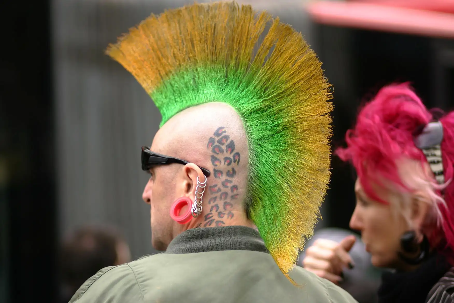 Un homme et une femme avec des coupes de cheveux punks