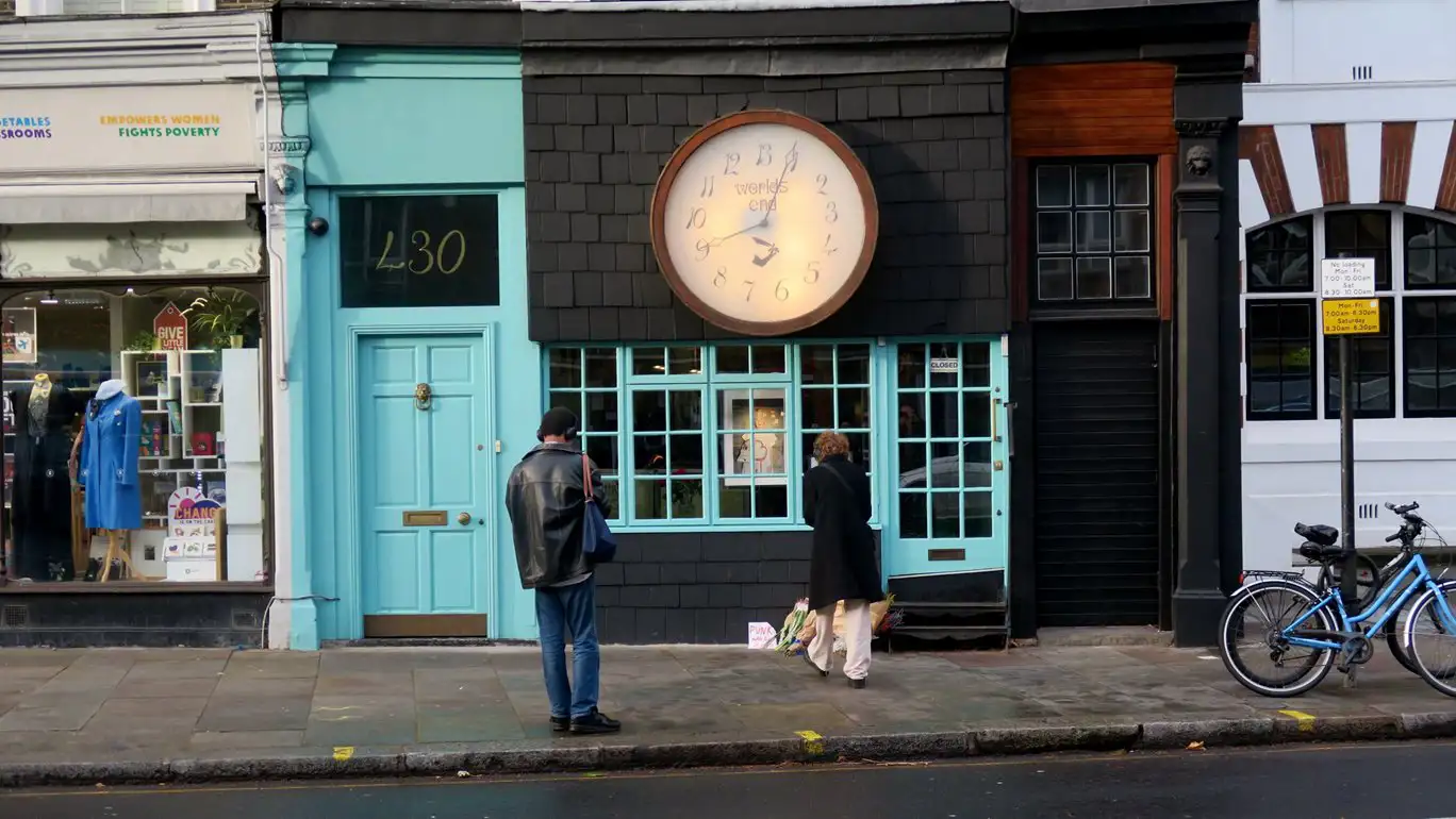 Une devanture de boutique arborant une grande pendule à Chelsea, Londres