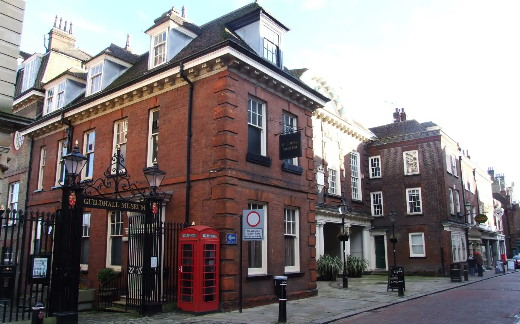 De ingang en de gevel van het Guildhall-museum in Rochester aan High Street.