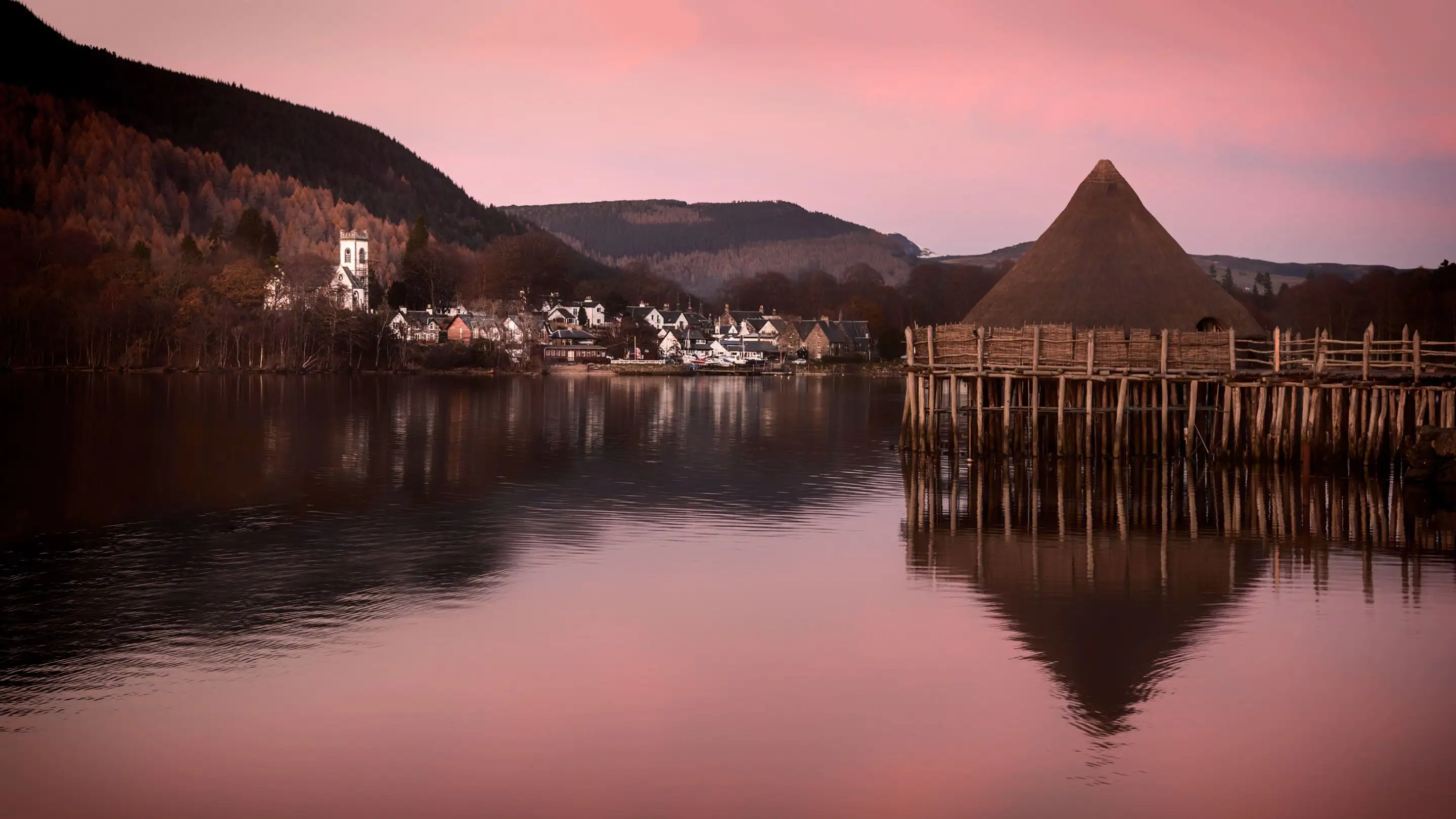 Een Crannog, een nederzetting uit de ijzertijd, aan Loch Tay