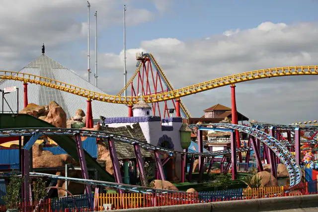 Le parc d’attractions Fantasy Island à Ingoldmells, avec son grand huit et ses attractions colorées.