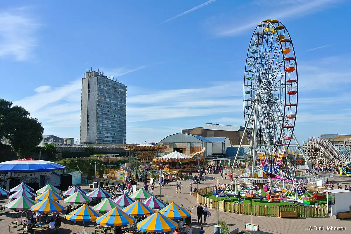 Promeneurs sur le front de mer de Margate et attractions classiques à l’arrière-plan.