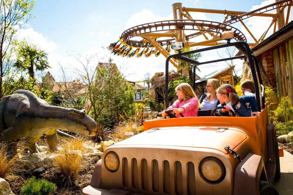 Attractions sur le thème des dinosaures et de la forêt luxuriante dans le monde du Royaume perdu (Paultons Park).