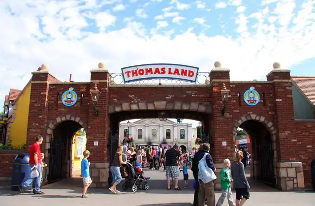 Vue de Thomas Land et de ses attractions ferroviaires colorées à Drayton Manor Park.