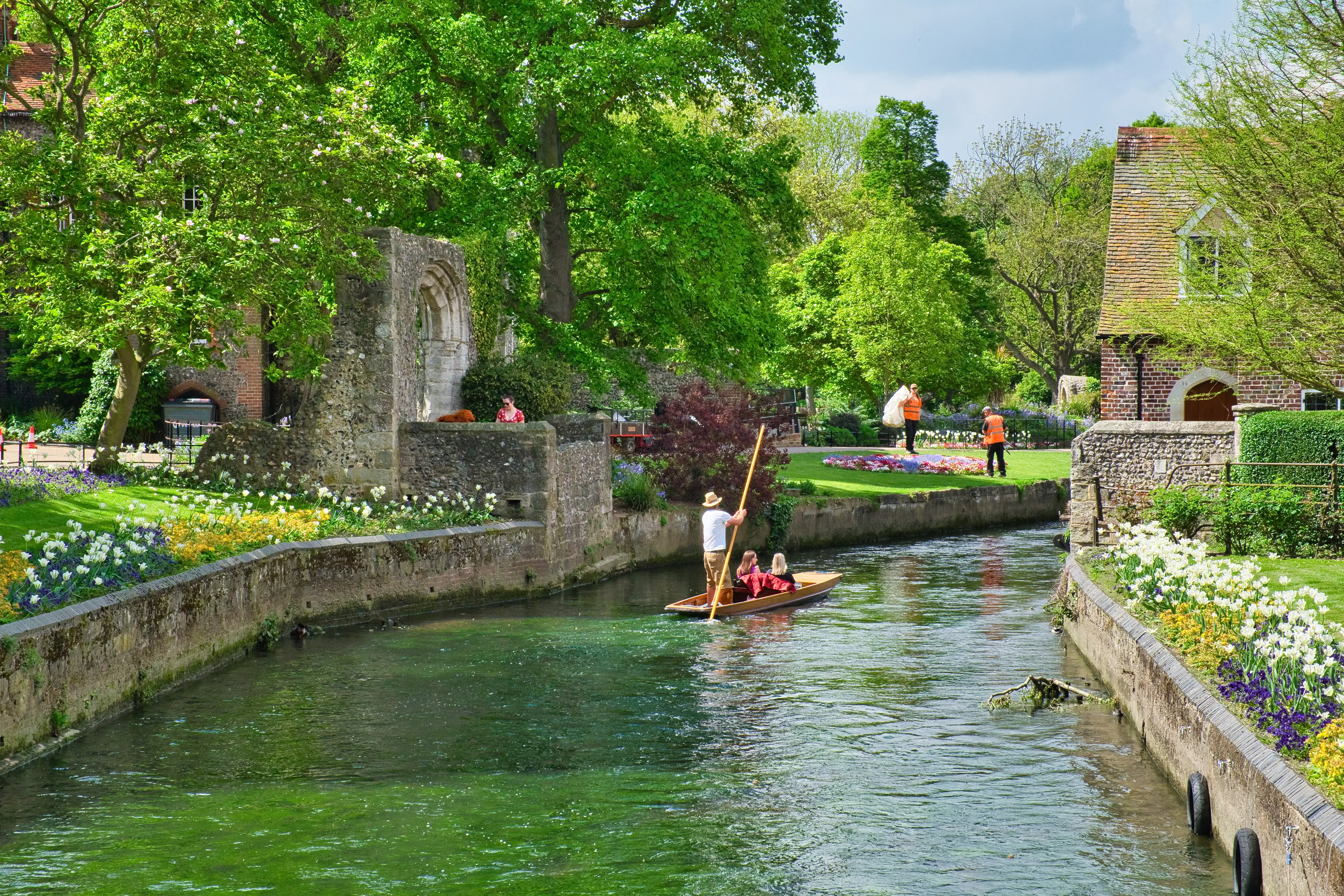 De rivier de Stour bij Westgate Gardens in Canterbury met punters.