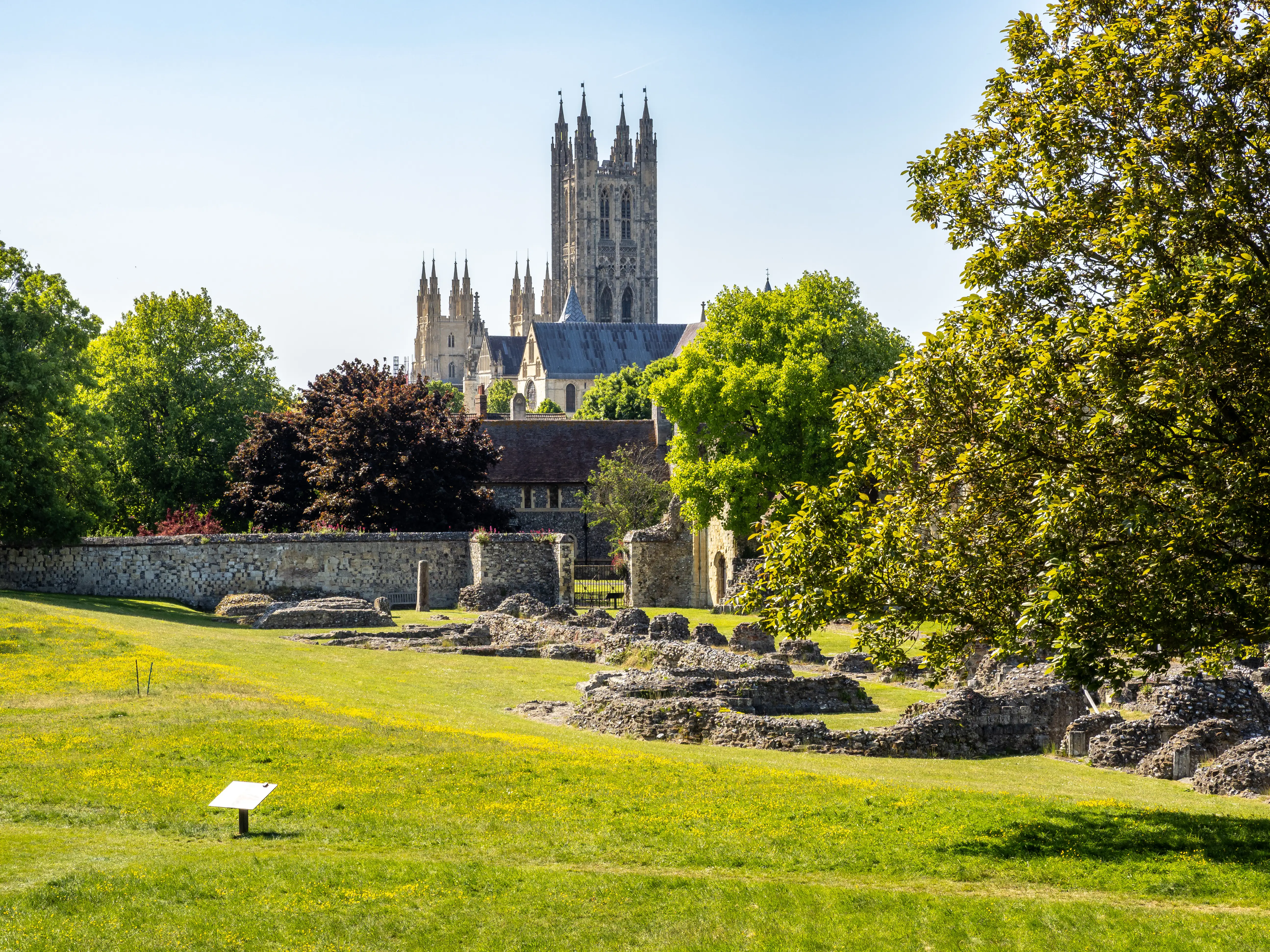 De ruïnes van St Augustine’s Abbey met zicht op de kathedraal van Canterbury.