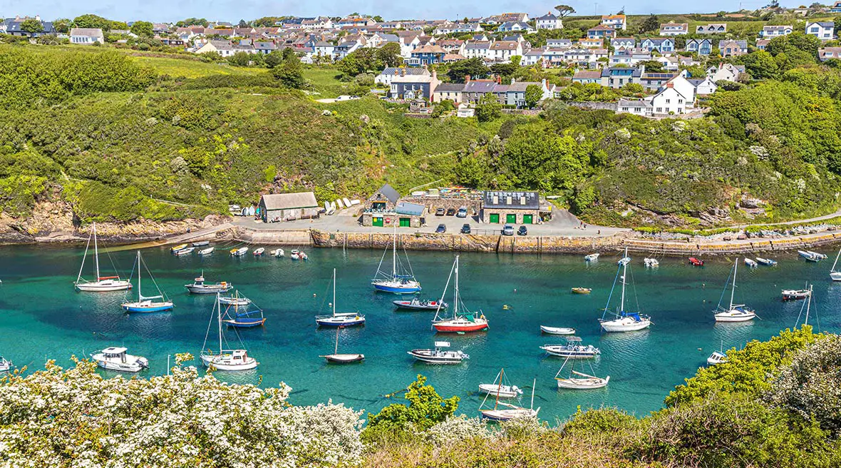 des voiliers éparpillés sur une eau bleue et limpide