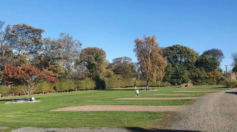 Campez dans un cadre verdoyant au parc de vacances de Drummohr Si vous rêvez de poser vos bagages dans un camping paisible, alors choisissez le parc de vacances de Drummohr, niché dans les jardins d’un ancien monastère. L’atmosphère paisible sera parfaite pour vous reposer après une escapade au cœur d’Édimbourg ou une randonnée dans le Lothian. Le camping propose des emplacements pour tentes, caravanes et camping-cars, ainsi que des huttes, des cabanes et un appartement si vous voulez bénéficier d’un peu plus d’intimité. Les nombreuses infrastructures, comme les jacuzzis, vous garantiront des vacances camping réussies ! Informations pratiques : Le parc de vacances de Drummohr est ouvert toute l’année. À partir de £24 par nuit pour deux adultes. Rendez-vous sur leur site internet pour plus d’informations. Le camping du Festival d’Édimbourg (« Edinburgh Festival Camping) » Profitez des tentes pré-plantées au camping du Festival d’Édimbourg Profitez des tentes pré-plantées au camping du Festival d’Édimbourg Si vous vous rendez à Édimbourg pendant la période des festivals estivaux, choisissez le camping du Festival. Il s’agit d’un camping éphémère, où de nombreux festivaliers, artistes, familles et touristes campent dans une ambiance ultra-conviviale. Vous pourrez venir avec votre tente, votre caravane ou votre camping-car, ou si vous préférez voyager léger et laisser de la place dans votre coffre pour faire du shopping, choisissez l’une de leurs tentes ou « tentes cloche » pré-montées. Pendant la durée des festivals, vous pourrez profiter des transports en commun depuis le centre-ville d’Édimbourg et jusqu’au camping 24h sur 24. Donc pas d’inquiétude si vous voulez assister à un concert ou une représentation tard le soir ! Le camping du Festival propose de nombreux services, comme un café et un bar, ainsi que des espaces sanitaires, un magasin et des points de charge pour vos téléphones et tablettes. Informations pratiques : Le camping du festival d’Édimbourg est ouvert pendant le mois d’août. À partir de £16 par nuit pour un adulte, et £5.50 pour les enfants. Pour plus d’informations, visitez leur site internet. Préparez votre aventure camping à Édimbourg avec Eurotunnel Le Shuttle Partir camper en Écosse est un véritable jeu d’enfant grâce à Eurotunnel. Vous voyagerez non seulement jusqu’à Édimbourg dans le confort de votre voiture, mais vous pourrez aussi emmener tout votre équipement de camping dans votre coffre sans aucun supplément. Si vous voulez emmener vos vélos pour parcourir les itinéraires de cyclo-randonnée écossais, il vous suffira de le préciser lors de votre réservation ! Nos navettes peuvent également accueillir les caravanes et les camping-cars. Réservez votre séjour en Écosse dès maintenant pour vous offrir les vacances camping dont vous rêvez dans l’une des plus belles régions du Royaume-Uni. LeShuttle App Ouvrez un compte « LeShuttle » et découvrez de nombreuses idées de séjour. Vous pourrez aussi bénéficier d’offres exclusives. En savoir plus ou créez un compte. Tags d'article Logement Court séjours Idées pour la famille Idees pour voyages en groupes Le Royaume-Uni Sports et plein air Crédits image : Initiez-vous au « glamping » au camping de Linwater © Linwater Caravan Park Campez dans un cadre verdoyant au parc de vacances de Drummohr © Drummohr Holiday Park Profitez des tentes pré-plantées au camping du Festival d’Édimbourg © Edinburgh Festival Camping Toutes nos offres : inscrivez-vous ! Notez vos coordonnées et nous vous tiendrons informé des offres spéciales, promotions et idées de voyage les plus intéressantes. Et si vous souhaitez profiter au mieux de votre expérience Mon LeShuttle, devenez membre Mon LeShuttle et profitez d’avantages exclusifs et sur mesure. Inscrivez-vous aujourd’hui en cliquant ici ! Toutes nos offres : inscrivez-vous ! Titre Titre Prénom Prénom Nom Nom Votre adresse mail Votre adresse mail Pays de résidence Pays de résidence Langue préférée Langue préférée Vos données personnelles seront traitées comme indiqué dans notre politique de confidentialité et vous pouvez vous désinscrire à tout moment. Envoyer Réservez votre traversée avec Eurotunnel Recherchez et réservez Dans cet article Le camping de Mortonhall (« Mortonhall Caravan & Camping Park ») Le camping de Linwater (« Linwater Caravan Park ») Le camping-club d’Édimbourg (« Edinburgh Caravan Club Site ») Le parc de vacances de Drummohr (« Drummohr Holiday Park ») Encore plus de choses à faire au Royaume-Uni Camping en Ecosse Randonnées en Écosse L'Ecosse à vélo Directions routières Les destinations