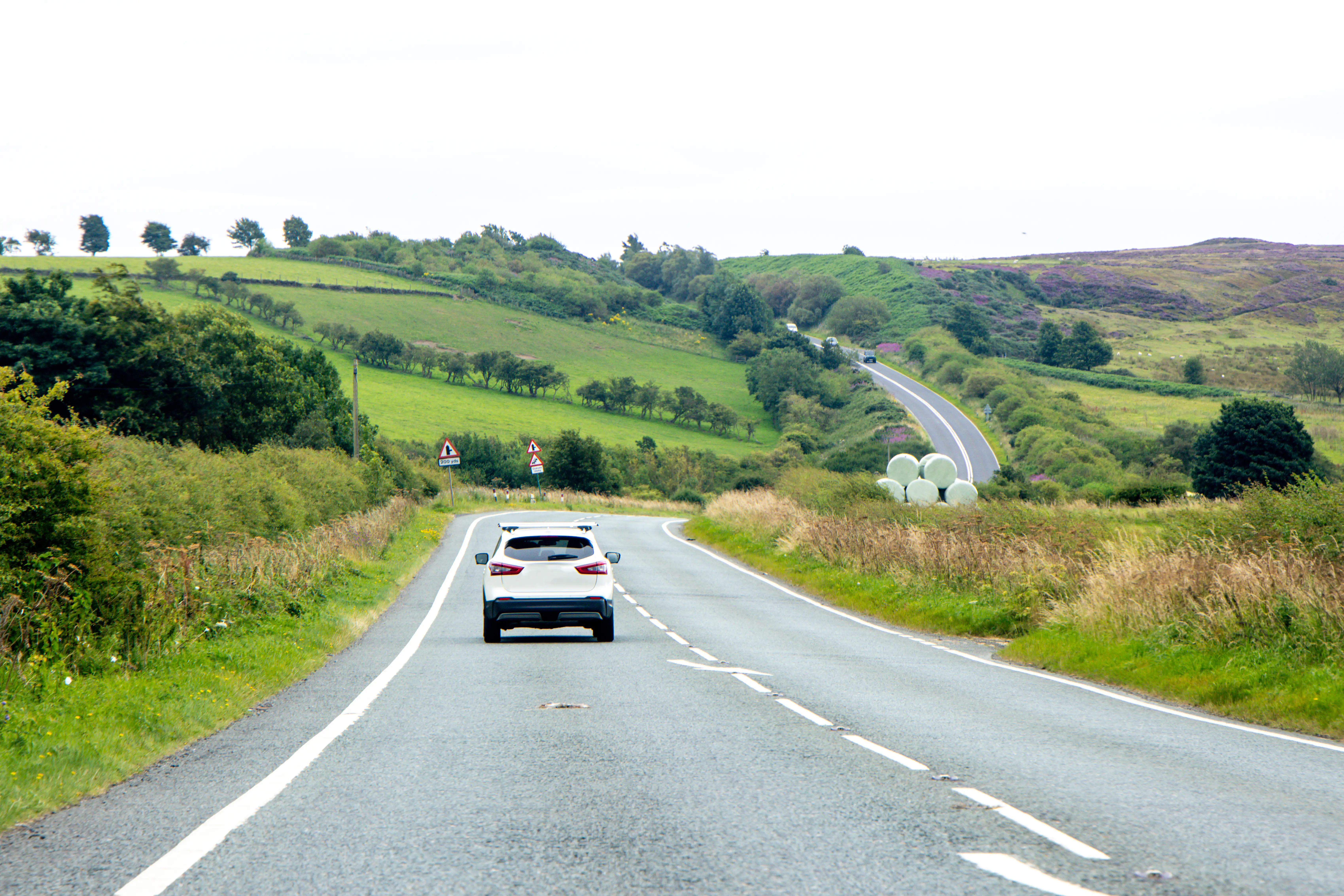 Ein Auto, das auf einer Landstraße in Großbritannien fährt