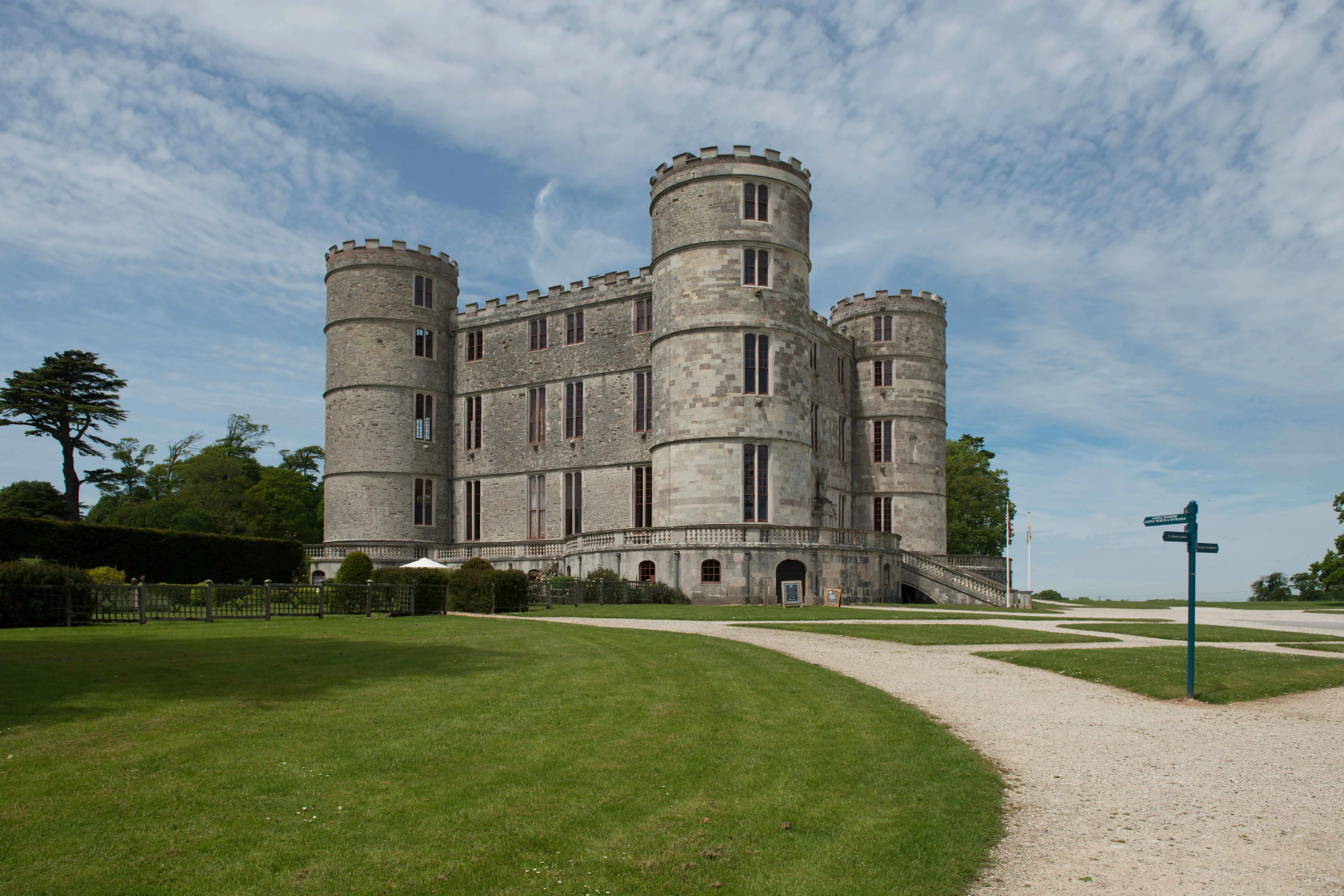 Le château de Lulworth, un bâtiment historique bien préservé et entouré d’un parc verdoyant.