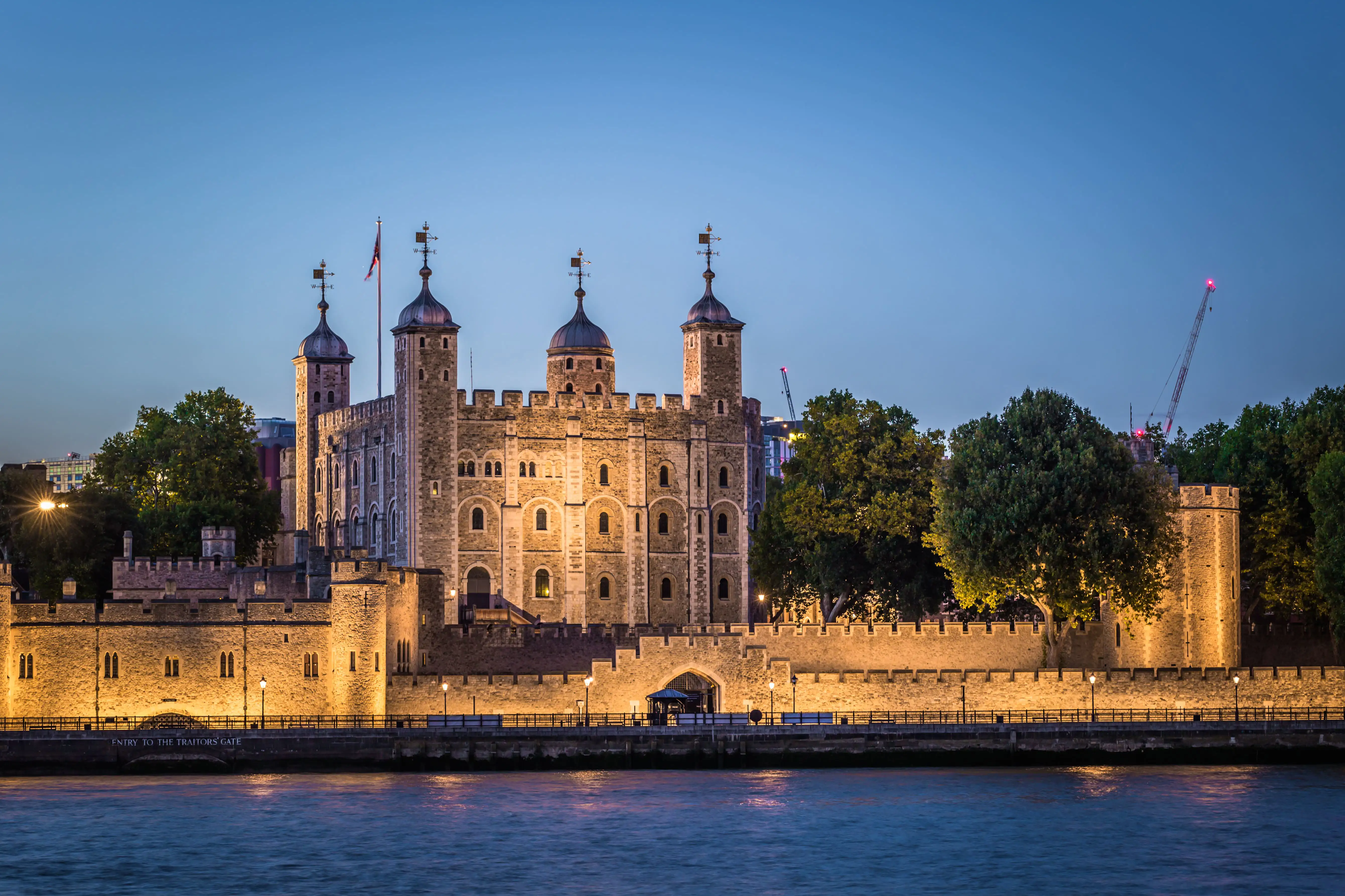 Une vue de la Tour de Londres, le soir, avec la Tamise en premier plan à Londres, en Angleterre.