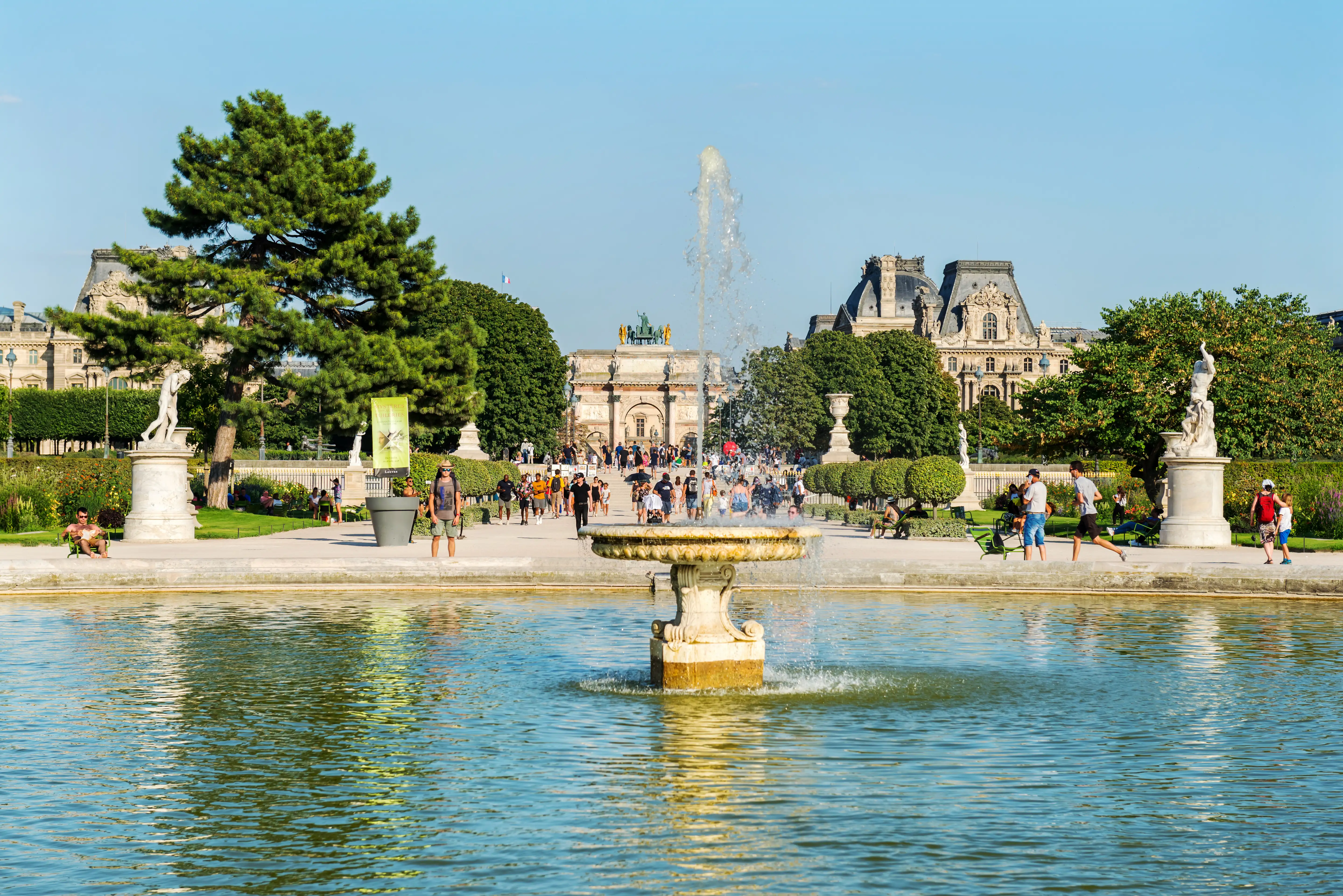 A view across the Grand Bassin looking towards the Arc de Triomphe.