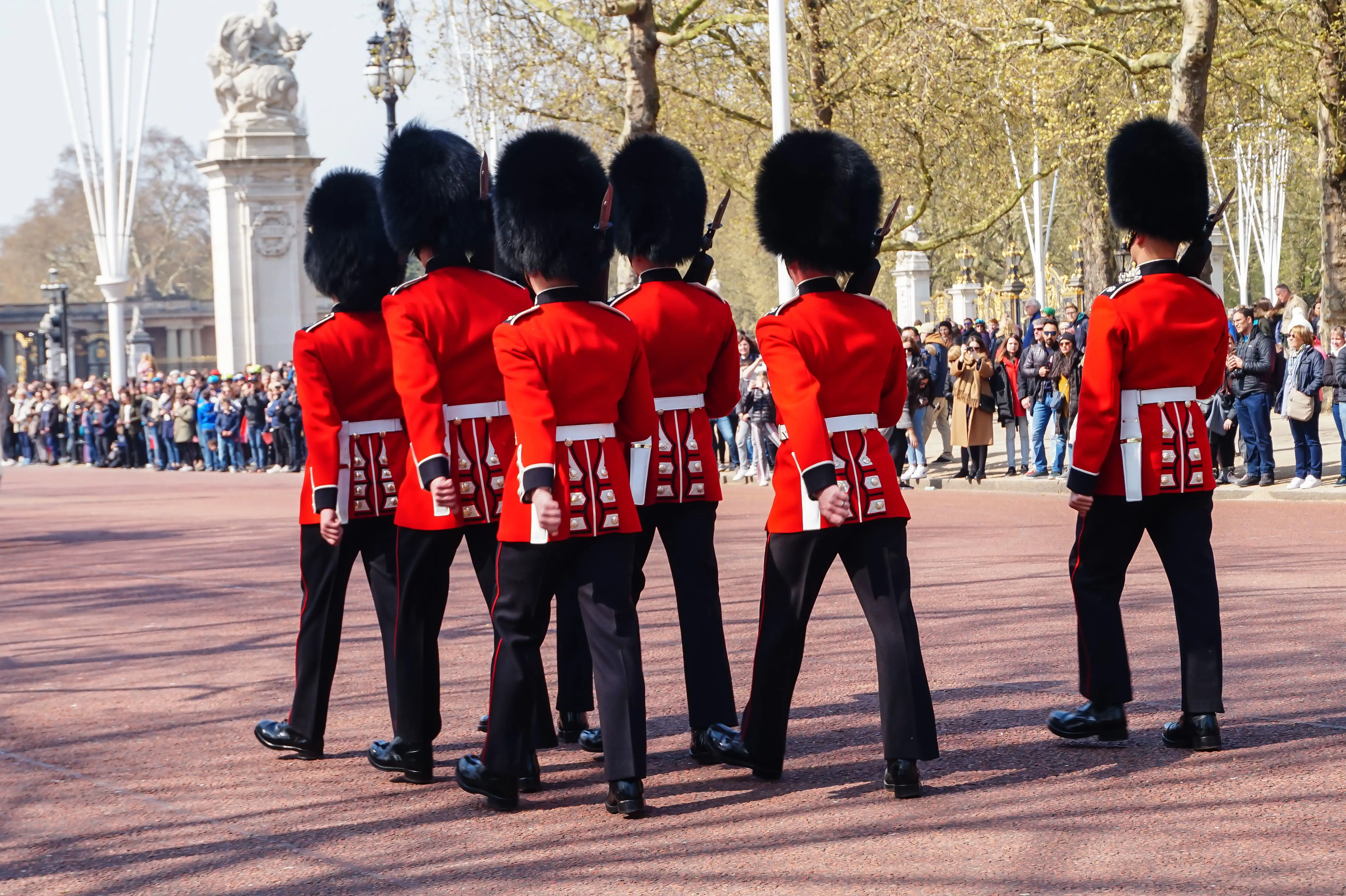 La relève de la garde devant Buckingham Palace à Londres avec les soldats en uniforme rouge et leurs chapeaux en peau d’ours.